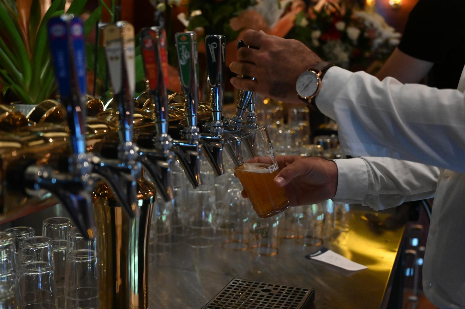Öl tappas från kranarna i baren